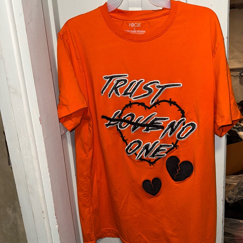 Men’s Focus Bold Graphics shirt size M